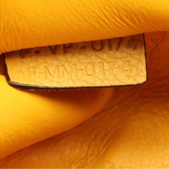 Céline Trapeze Bag Medium in Yellow - Picture 6 of 9